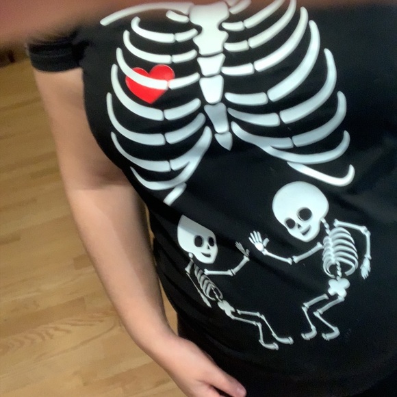 Black short sleeve tshirt with skeleton twins in belly area size L - Picture 2 of 3
